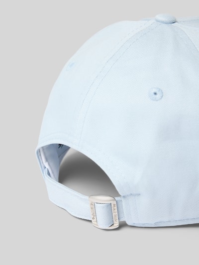 Produktfoto, Basecap aus reiner Baumwolle von Lacoste in hellblau, unifarben, Label Patch, Ösen und Nähte, verstellbarer Riegel, Webware