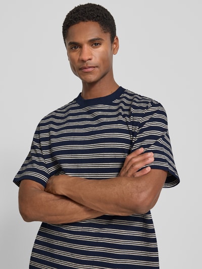Männermodel trägt Regular Fit T-Shirt aus Baumwoll-Mix Modell 'ELI' von Selected Homme mit Streifenmuster, Nahaufnahme Oberkörper, Herren T-Shirt.
