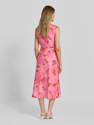 Frauenmodel trägt Midikleid im Allover-Look mit V-Ausschnitt von Milano Italy aus Reine Baumwolle in Rosa mit roten floralen Mustern, A-Linie, Rückenlänge bei Größe 36: 119 cm, Brustweite 39 cm, Ganzkörperansicht Rückansicht.