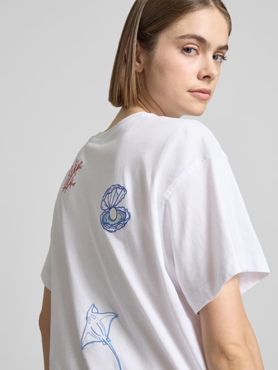 Frauenmodel trägt Damen T-Shirt von Only, Modell 'EMMINA', Optik: Unifarben, mit Stickerei, Passform: Regular-Fit, reine Baumwolle, Ganzkörperansicht Rückansicht.