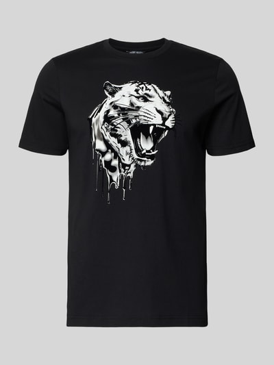Produktfoto, schwarzes T-Shirt mit Label-Detail von Antony Morato, Baumwolle, Regular Fit, Rundhalsausschnitt, Tigerprint-Design.