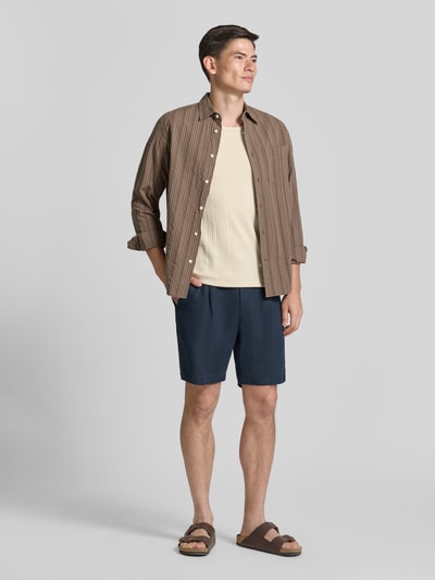 Męski model nosi Regular Fit Tank Top aus Baumwoll-Mix Modell 'ANDRE' od SELECTED HOMME, kremowy, prążkowana faktura, fason krój regular fit, szerokie ramiączka, dekolt okrągły, materiał bawełniany, gładki, całowidok z przodu.