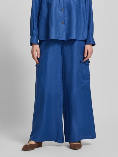 Frauenmodel trägt Wide Leg Cargohose aus reinem Leinen von Weekend Max Mara in kräftigem Blau, unifarben, mit Cargotaschen und sichtbarer Struktur, Ganzkörperansicht von vorne.