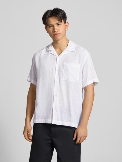 Männermodel trägt Relaxed Fit Freizeithemd aus Leinen-Viskose-Mix Modell 'LAURENCE' von Only & Sons, Optik: Unifarben, Passform: Relaxed-Fit, Hemdkragen: Reverskragen, Knopfleiste: Einreihig, Ärmelform: Kurzarm, Brusttasche, Material: Leinen-Viskose-Mix, Ganzkörperansicht von vorne.