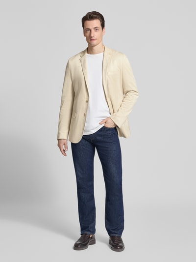Męski model nosi Slim Fit Sakko mit Reverskragen od Antony Morato, mieszanka materiałów z dodatkiem streczu, krój slim fit, kołnierz z połami, kieszenie z patką, zapięcie na guzik, długość tyłu w rozmiarze 50: 72 cm, szerokość ramion w rozmiarze 50: 45 cm, długość rękawów w rozmiarze 50: 67 cm, jasny beż, gładka faktura, pełen widok z przodu.