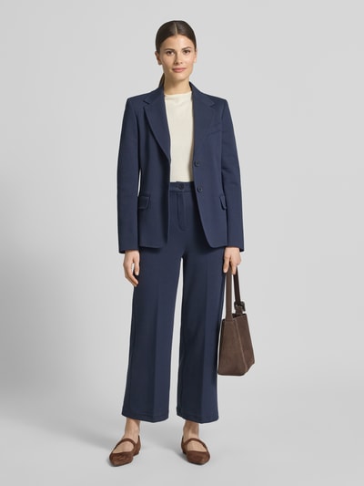 Frauenmodel trägt Regular Fit Blazer aus Baumwoll-Mix Modell 'GINNASTA' von Weekend Max Mara, Optik: Unifarben, Passform: Regular-Fit, Reverskragen, Label-Applikation, 2-Knopf-Verschluss, Langarm, Pattentaschen, Material: Baumwoll-Mix, Ganzkörperansicht von vorne.