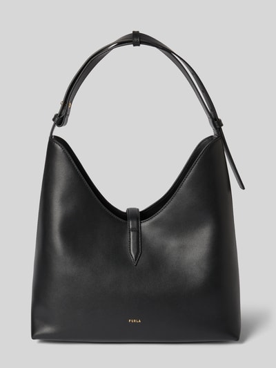 Produktfoto, schwarze Handtasche mit Logo-Detail Modell 'Goccia' von FURLA, Hauptfach mit Riemenverschluss, Verstellbarer-Trageriemen, Breite 25 cm, Länge 31 cm, Tiefe 15 cm, Schulterriemen 42 cm, glatte Oberfläche, klare Linien, dezente Goldakzente