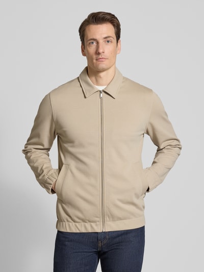 Männermodel trägt Jacke mit Umlegekragen und Reißverschluss von Lindbergh im Regular-Fit, Material-Mix mit Viskose-Anteil, beige, Ganzkörperansicht von vorne. Rückenlänge 69 cm, Schulterbreite 47 cm, Brustweite 53 cm, Ärmellänge 65 cm.