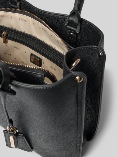 Produktfoto, Handtasche mit Label-Applikation Modell 'ECO MERIDIAN II' von GUESS in Schwarz mit goldfarbenen Details, strukturierte Leder-Optik, Reißverschluss-Hauptfach, Sicht auf Innenfächer und GUESS-Innenfutter, Damen Handtasche mit Tragehenkel und Schulterriemen, 31x24x11 cm, Länge Schulterriemen 109 cm.