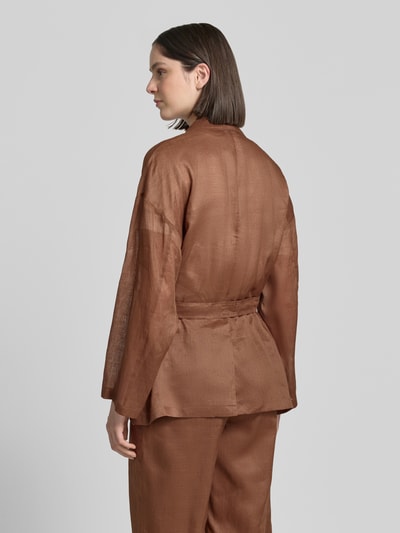 Frauenmodel trägt Relaxed Fit Longblazer mit Reverskragen Modell 'FATTO' von Max Mara, Optik: Unifarben, Passform: Relaxed-Fit, Kragenform: Reverskragen, Verschluss: Taillengürtel, Ärmelform: Langarm, Pattentaschen, Ganzkörperansicht Rückansicht.