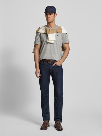 Männermodel trägt T-Shirt mit Logo-Stitching von Polo Ralph Lauren in Grau, Reine Baumwolle, Gerade Passform, Rundhalsausschnitt, Ganzkörperansicht von vorne.