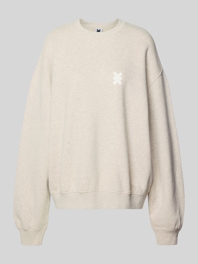 Produktfoto, Sweatshirt mit rückseitigem Statement-Print Modell 'No Hustle' von Karo Kauer aus Reine Baumwolle im Oversized-Fit mit Logo-Print, Rundhalsausschnitt, Überschnittenen Schultern und gerippten Abschlüssen, Farbe hellbeige, glatte Textur.