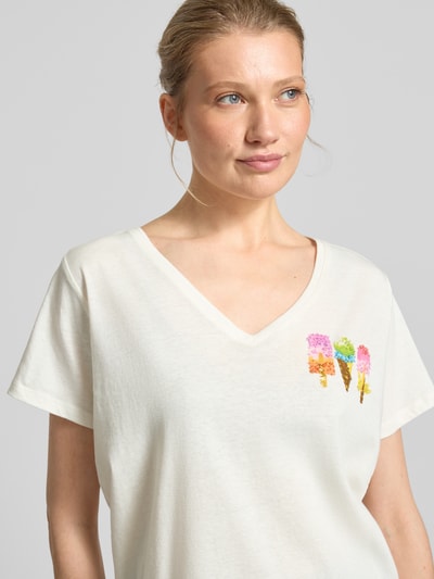 Frauenmodel trägt Damen T-Shirt mit Motiv-Print und V-Ausschnitt von Milano Italy, Baumwoll-Leinen-Mix, Relaxed-Fit, Nahaufnahme Oberkörper.