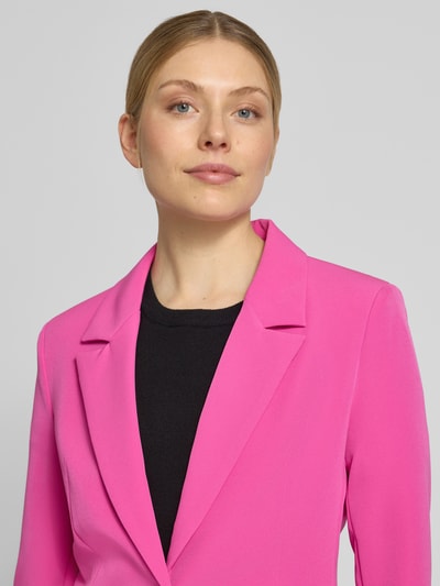 Frauenmodel trägt Slim Fit Blazer mit Pattentaschen Modell 'Isa' von GUIDO MARIA KRETSCHMER WOMAN, pink, Material-Mix mit Stretch-Anteil, Nahaufnahme Oberkörper.