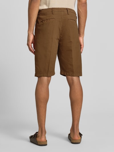 Männermodel trägt Hose mit Gesäßtaschen von MARKUP aus reiner Baumwolle in Braun, Regular Fit, Ganzkörperansicht Rückansicht.