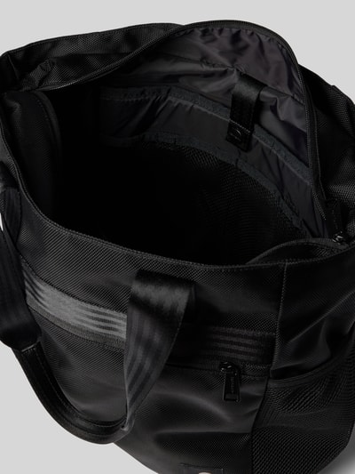 Produktfoto, Tote Bag mit Label-Detail Modell 'Richmond' von Carhartt Work In Progress mit Reißverschlussfach, schwarze Textur, Detailaufnahme