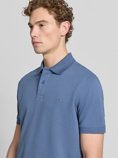 Männermodel trägt Regular Fit Poloshirt mit Stitching van Christian Berg Men in blauw, puur katoen, knoopsluiting, stitchings, heren, ruglengte bij maat M 64 cm. Nahaufnahme bovenlichaam.