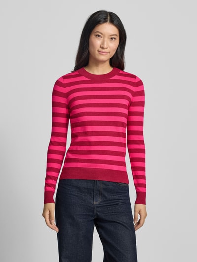 Frauenmodel trägt Strickpullover mit Rundhalsausschnitt von Christian Berg Woman, pink-rote Streifen, Viskose-Mix, tailliert, Ganzkörperansicht von vorne.