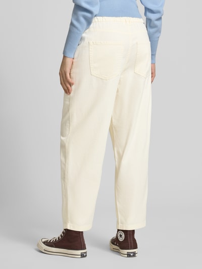 Frauenmodel trägt Regular Fit Jeans aus Baumwoll-Mix mit Lyocell-Anteil Modell 'Stini' von Marc O'Polo Denim, Optik: Unifarben, Passform: Regular-Fit, Label-Patch, Gürtelschlaufen, Knopf und verdeckter Reißverschluss, Bundabschluss: Elastisch, 5-Pocket-Design, Materialverarbeitung: Denim, Farbe hell, Textur glatt, Ganzkörperansicht Rückansicht.