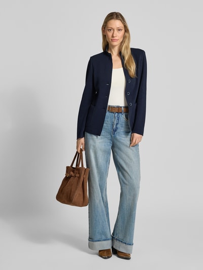 Kobiece modelka nosi Slim Fit Blazer mit Stehkragen von WHITE LABEL, mieszanka bawełny, krój slim fit, stójka, nakładane kieszenie, taliowany krój, listwa guzikowa, długość tyłu w rozmiarze 36: 62 cm, szerokość w rozmiarze 36: 46 cm, długość rękawów w rozmiarze 36: 65 cm, widok całej sylwetki z przodu