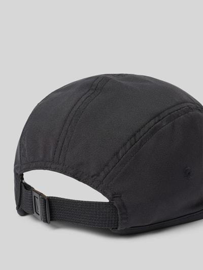 Produktfoto, czarna Base Cap mit Logo-Print Modell 'Fly' od NIKE TRAINING, prosty daszek, widoczne dekoracyjne przeszycia, tekstura gładka