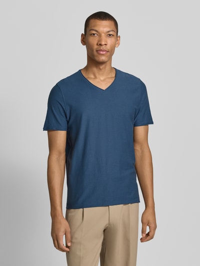Männermodel trägt Herren T-Shirt mit geripptem Rundhalsausschnitt von MCNEAL, Regular-Fit, Rückenlänge 65 cm bei Größe M, Ganzkörperansicht von vorne.