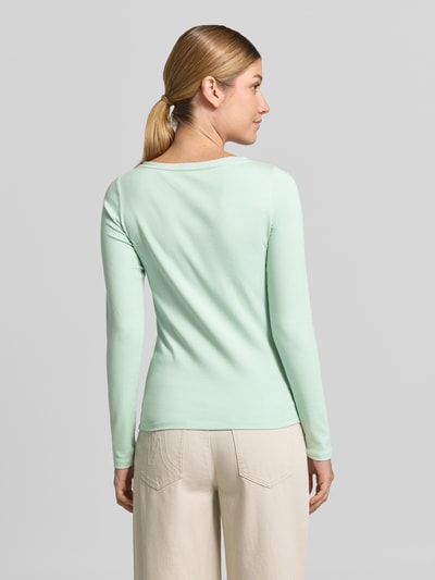 Männermodel trägt Longsleeve aus mieszanka bawełny i elastanu od Marc Cain, krój slim fit, okrągły dekolt, krój z długim rękawem, Długość tyłu w rozmiarze 36: 50 cm, kolor jasnozielony, tło jasnoszare, Ganzkörperansicht Rückansicht.