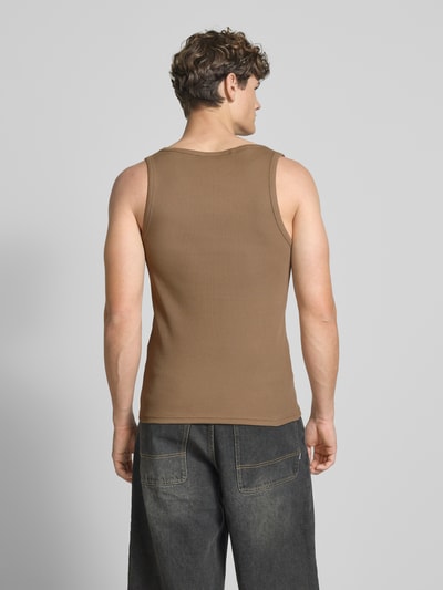 REVIEW Top z wyhaftowanym logo Ziemisty brązowy 5