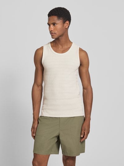 Männermodel trägt Tanktop mit Strukturmuster Modell 'lars' von Samsøe Samsøe aus Reine Baumwolle, Slim-Fit, Rundhalsausschnitt, Rückenlänge bei Größe M 68 cm, beige, Ganzkörperansicht von vorne.