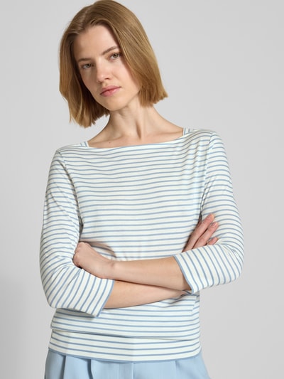 Vrouwenmodel draagt Regular Fit Longsleeve uit Lyocell-mix van Windsor, lichte blauw-witte strepen, 3/4-mouw, envelope-hals, detailopname bovenlichaam.
