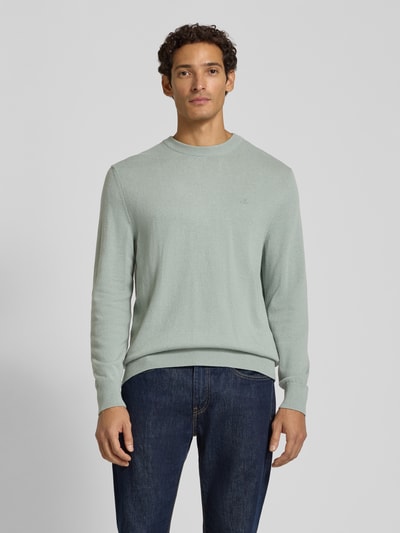Männermodel trägt Regular Fit Pullover aus Baumwoll-Mix mit Schurwoll-Anteil von Marc O'Polo in hellem Grün, Ganzkörperansicht von vorne. Herren Pullover von Marc O'Polo