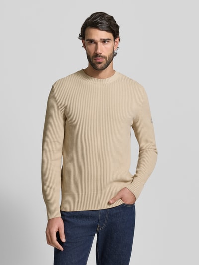 Männermodel trägt Regular Fit Strickpullover aus reiner Baumwolle von Marc O'Polo, Optik: Unifarben, Struktur-Muster, Ganzkörperansicht von vorne.