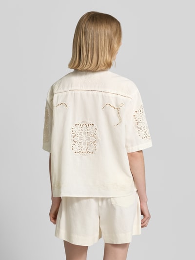 Frauenmodel trägt Bluse aus Leinen-Baumwoll-Mix mit Motiv-Stitching von Jake*s Casual, helle Farbe, Stickdetails, gerader Schnitt, 3/4-Arm, Ganzkörperansicht Rückansicht.