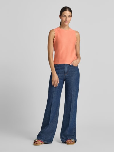Frauenmodel trägt Slim Fit Top aus Viskose-Mix von Tom Tailor Denim, unifarben, Rundhals, ohne Ärmel, Wellenkanten, Ganzkörperansicht von vorne.
