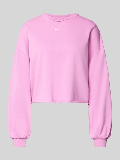 Produktfoto, Cropped Sweatshirt mit Logo-Stitching von Nike in Rosa, Relaxed-Fit mit Rundhalsausschnitt, elastische Ärmelabschlüsse, überschnittene Schultern.