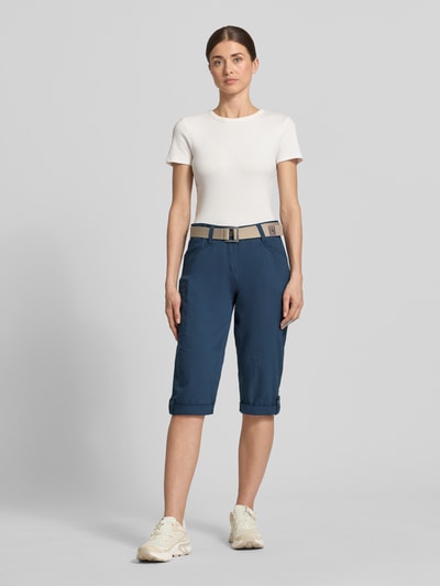 Frauenmodel trägt Bermudas mit Pattentaschen und Saum mit fixiertem Aufschlag von G.I.G.A. DX, Dunkelblau, Straight Fit, mit Gürtel, Knopf-Reißverschluss, Label-Patch, seitliche Eingrifftaschen, Gesäßtaschen, HYDROCOOL EFFEKT, Ganzkörperansicht von vorne.