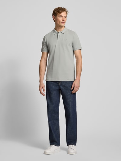 Mannelijk model draagt Regular fit poloshirt uit katoenmix van Tom Tailor in lichtgrijs, gecombineerd met denim, Ganzkörperansicht van voren. Heren poloshirt van Tom Tailor.
