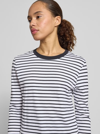 Frauenmodel trägt Regular Fit Langarmshirt aus reiner Baumwolle Modell 'ESSENTIAL' von Selected Femme, Damen, Nahaufnahme Oberkörper.