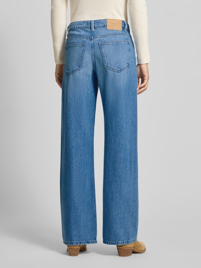 Vrouwenmodel draagt Wide Fit Jeans im 5-Pocket-Design mit Lyocell-Anteil van Gina Tricot, katoenmix, midblauw, volledig zicht achterkant, damesspijkerbroek, knoopsluiting, maat 36: taille 42 cm, binnenbeenlengte 80 cm.