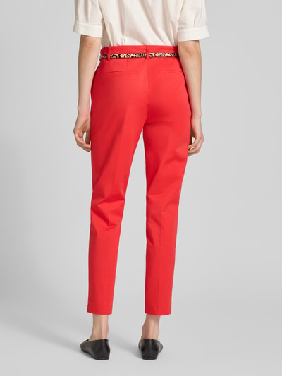Christian Berg Woman Slim Fit Hose in verkürzter Passform mit Gürtel Rot 5