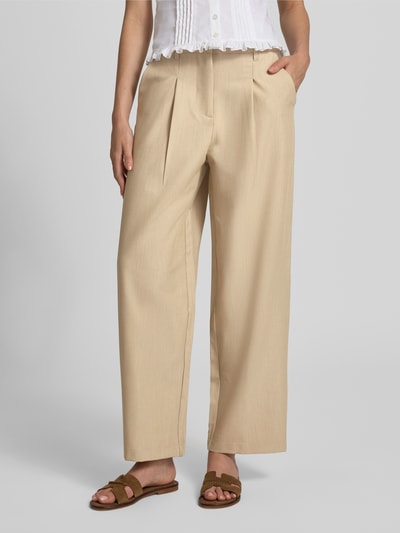 Frauenmodel trägt Slim Fit Anzughose mit Viskose-Anteil Modell 'BOSELLA' von PIECES in Beige mit glatter Oberfläche, Nahaufnahme Unterkörper.