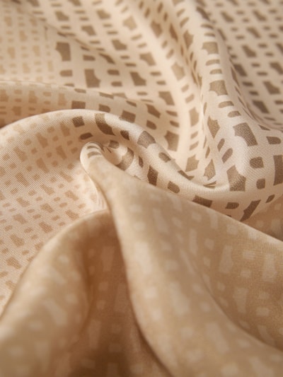 Produktfoto, Tuch aus reiner Seide Modell 'LAINY' von BOSS mit feiner Webstruktur, Allover-Muster in Beige und Creme, Label Patch, edle Textur