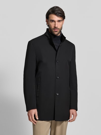 Männermodel trägt Mantel mit durchgehender Knopfleiste von CINQUE, Schwarz, Gerade Passform, Stehkragen mit Riegel, Eingrifftaschen, Ganzkörperansicht von vorne.