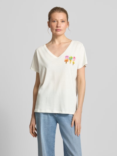 Frauenmodel trägt T-Shirt mit Motiv-Print und V-Ausschnitt von Milano Italy, Relaxed Fit, Baumwoll-Leinen-Mix, Vorderansicht, Nahaufnahme Oberkörper.