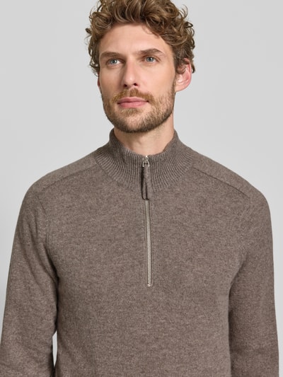 Männermodel trägt Regular Fit Troyer aus reinem Kaschmir von FTC Cashmere in Braun, feine Stricktextur, Nahaufnahme Oberkörper.