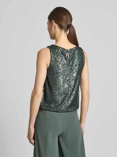 Modelka nosi Top mit Pailletten und Rundhalsausschnitt od V by Vera Mont, krój regular fit, zielone cekiny, materiał z domieszką stretchu, długość pleców w rozmiarze 36: 47 cm, całkowity widok z tyłu.