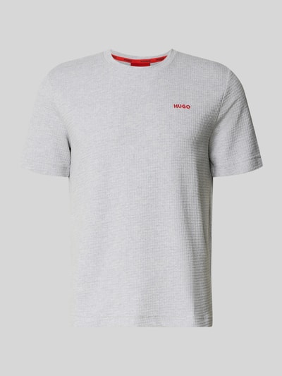 Produktfoto, hellgraues Herren T-Shirt aus Baumwoll-Mix Modell 'AUSTIN' von HUGO mit feiner Struktur, rote Logo-Stickerei. Kontext: Herren T-Shirt von HUGO.