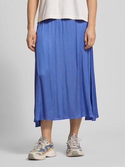Frauenmodel trägt blauen Midirock aus Reine Viskose Modell 'BOVALOW' von American Vintage, A-Linie, elastischer Bund, Nahaufnahme Unterkörper.