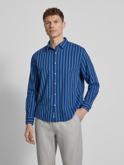 Männermodel trägt Regular Fit Jeanshemd aus pure katoen Modell 'PAXTON' van Pepe Jeans met all-over streepmotief in denimlook, lange mouw, kentkraag, doorlopende knoopsluiting en labelpatch, effen blauwe en witte tinten, materiaalverwerking: denim, voorkant, ganzkörperansicht von vorne.