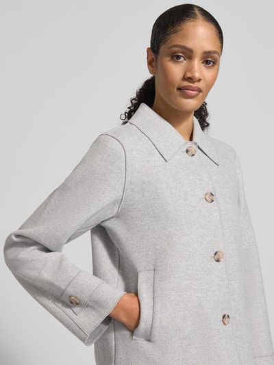 Frauenmodel trägt Jacke mit Umlegekragen Modell 'Juice' von Vila in Hellgrau, Viskose-Materialmix mit Knopfleiste, Eingrifftaschen, Nahaufnahme Oberkörper.